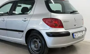 Silver Peugeot 307, bakifrån. Vanliga fel kan inkludera rost, men denna verkar vara i gott skick.