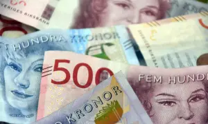 Svenska sedlar med Greta Garbo och andra porträtt. En 500-kronorssedel syns tydligt. Kanske är det dags att spara till en ny bil, en underspolning bil kan bli dyr!