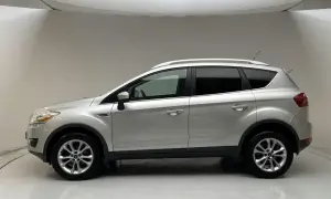 Silver Ford Kuga, sedd från sidan. En bil som kan ha ett ford kuga problem, men ser ren och fin ut här.