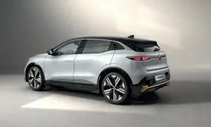En silverfärgad Renault Mégane E-Tech står redo för ett test. Den har en svart taklinje och snygga fälgar.