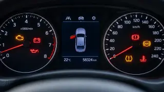 Varningslampa bil lyser för motor, batteri, oljetryck, däcktryck, ABS och bromsar. En dörr är öppen.