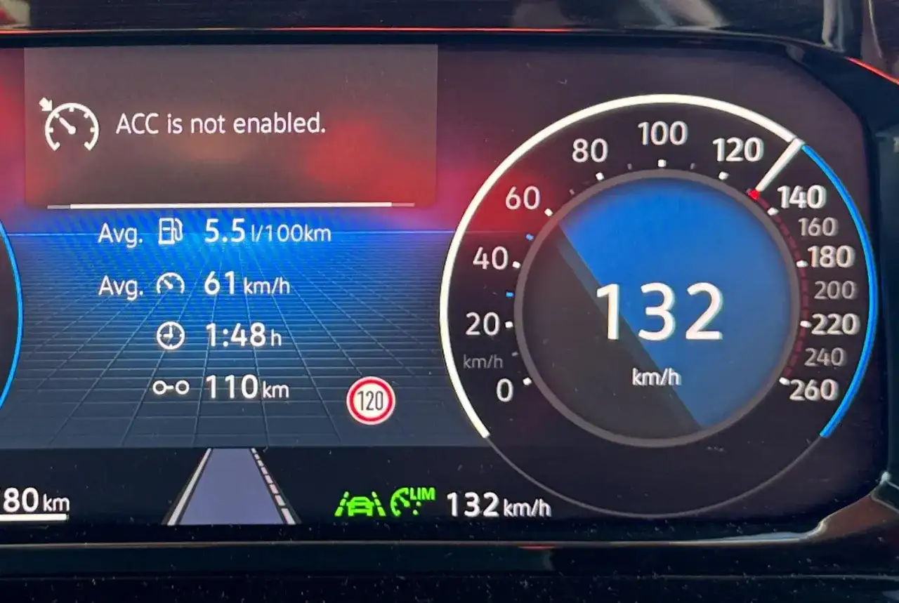 ACC är inte aktiverat. Hastighetsmätaren visar 132 km/h. Genomsnittsförbrukning 5,5 l/100km.