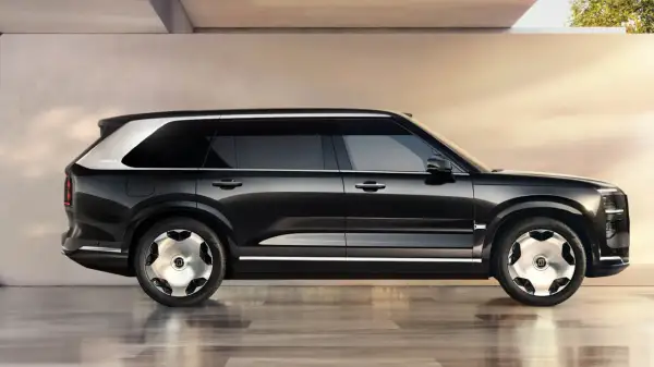 Svart Zeekr 9X SUV med silverdetaljer och unika fälgar, parkerad på ett glänsande golv.