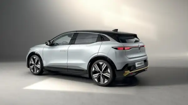 En silverfärgad Renault Mégane E-Tech står redo för ett test. Den har en svart taklinje och snygga fälgar.