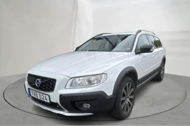 Vit Volvo XC70 redo för äventyr. Denna robusta kombi är perfekt för svenska vägar och bortom.