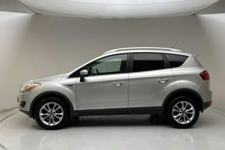 Silver Ford Kuga, sedd från sidan. En bil som kan ha ett ford kuga problem, men ser ren och fin ut här.